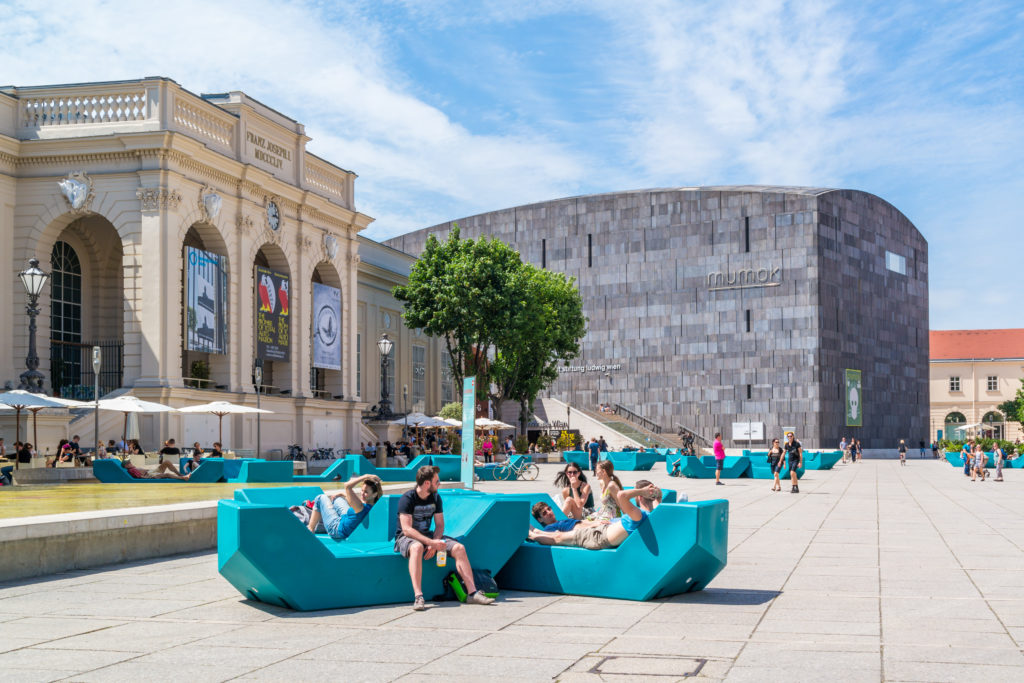 Toeristen op het Museums Quartier in Wenen, Oostenrijk