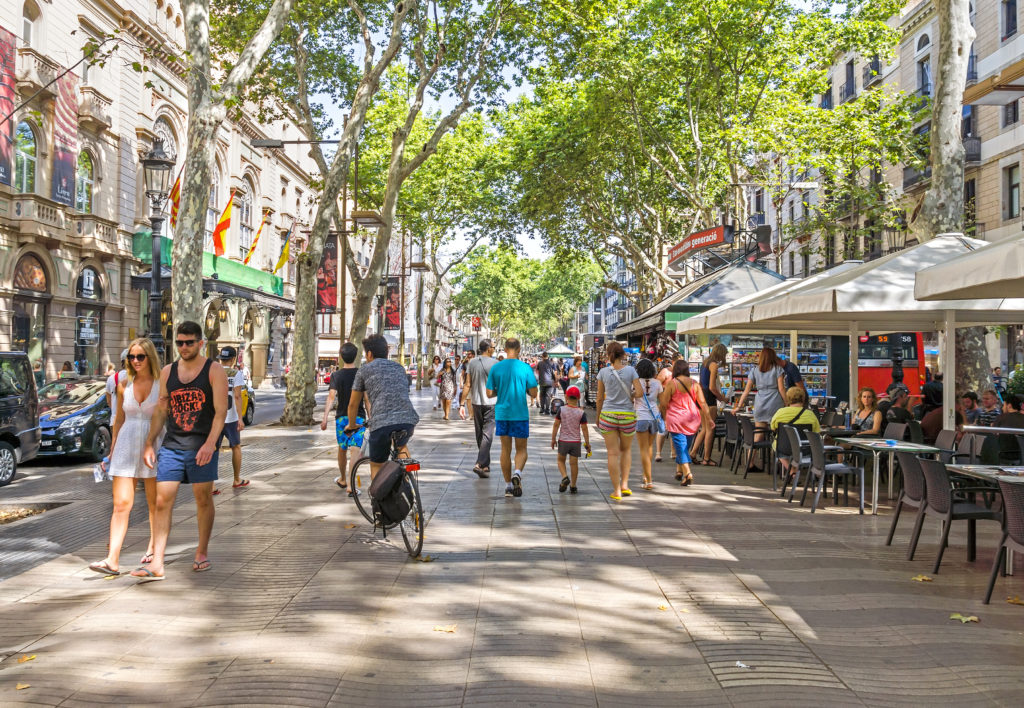 Toeristen in de straat La Rambla in Barcelona, Spanje