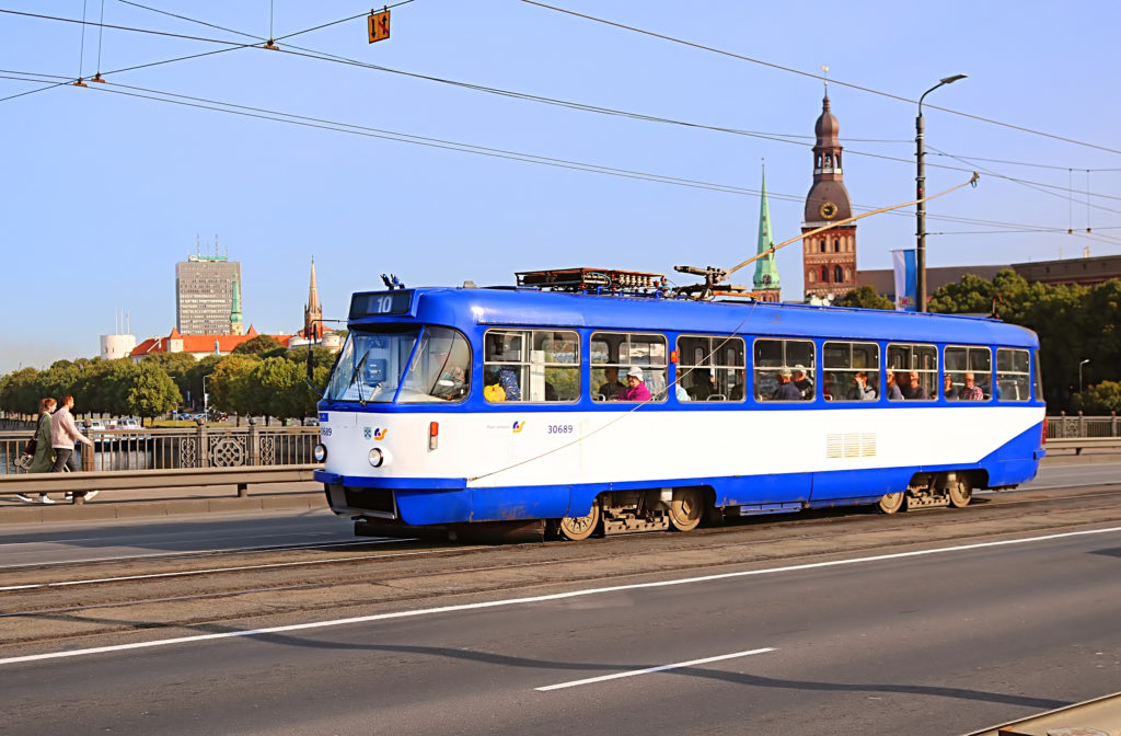 Een oude tram in Riga, Letland