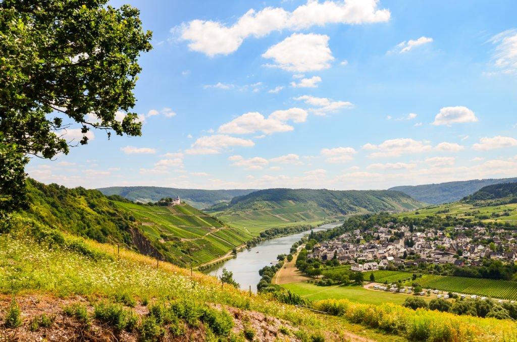 Uitzicht over de Moselle vallei met het dorp Puenderich in de regio Rijnland, Duitsland