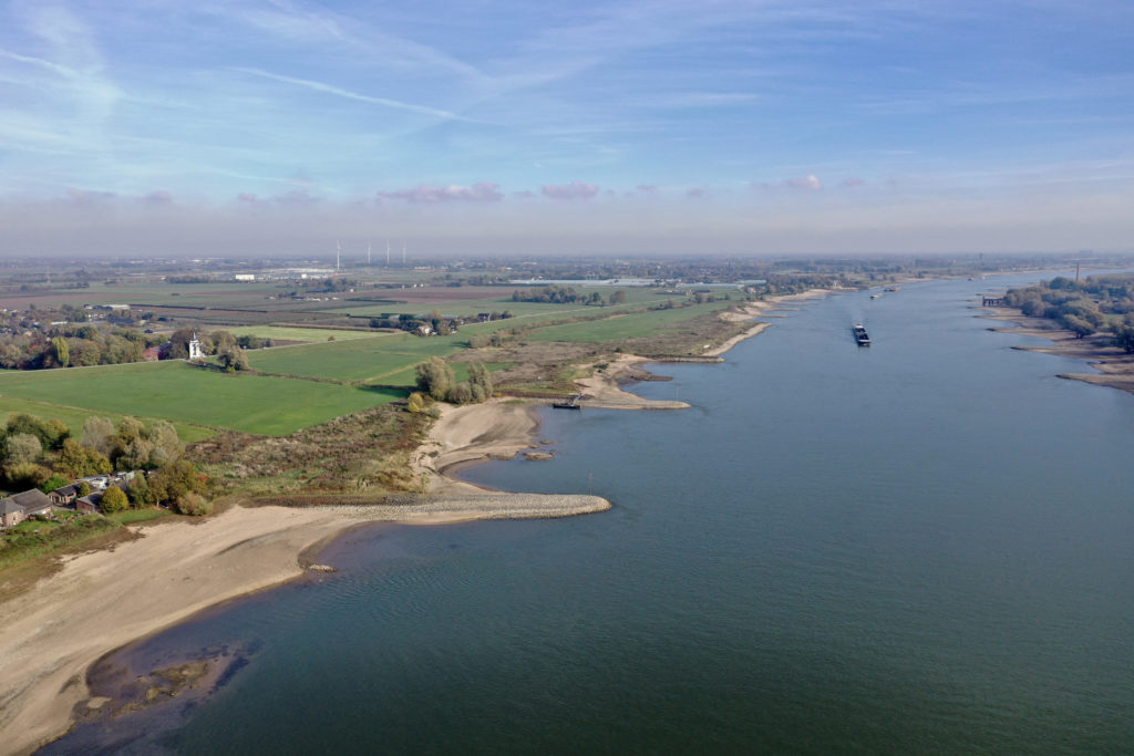 Uitzicht over rivier de Maas en landschap in Nederland