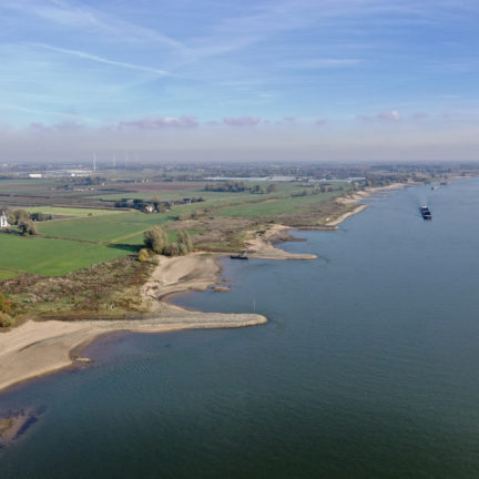 Uitzicht over rivier de Maas en landschap in Nederland