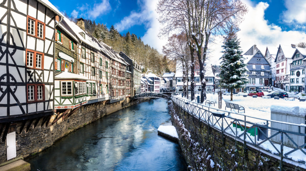 Vakwerkhuizen in een winters Monschau in Duitsland