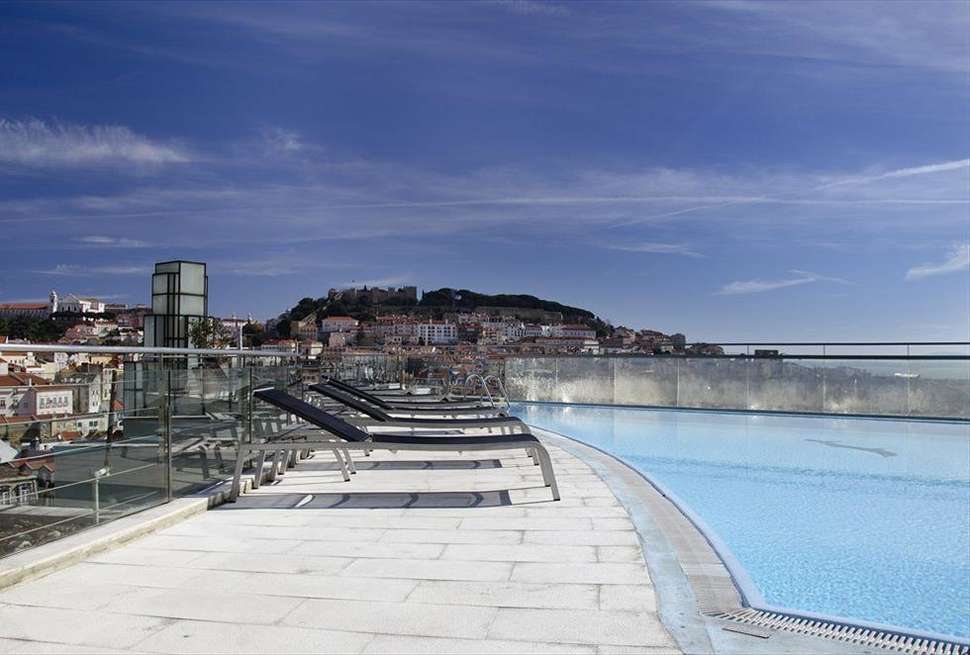 Zwembad van VIP Executive Eden Aparthotel in Lissabon, Costa de Lisboa, Portugal