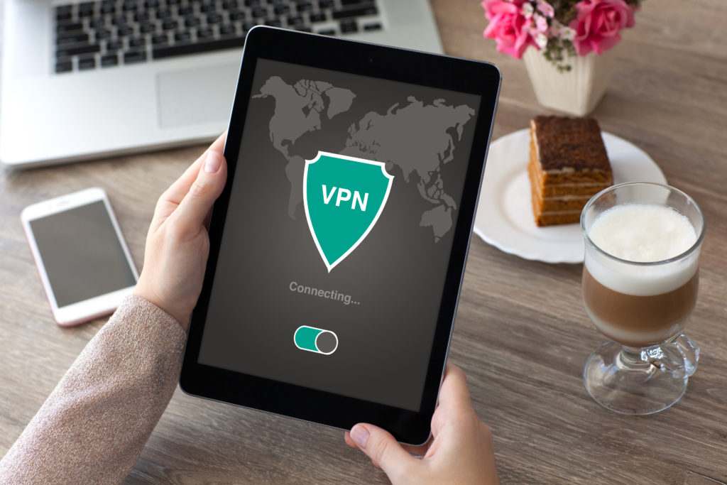 Vrouw houdt een tablet vast met een VPN symbool