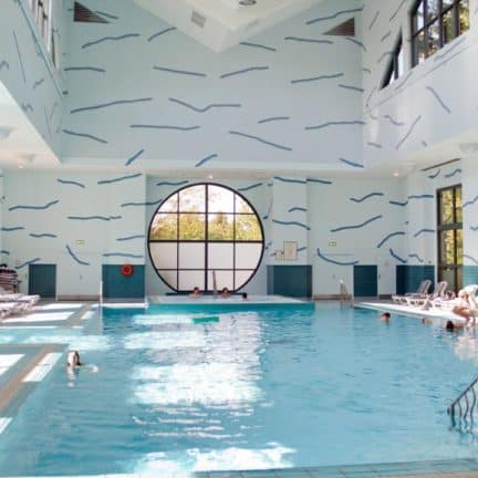 Zwembad van Disney’s Hotel New York in Marne-la-Vallée, Parijs, Frankrijk