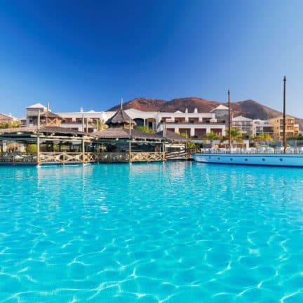 Zwembad van H10 Rubicon Palace in Playa Blanca, Lanzarote, Spanje