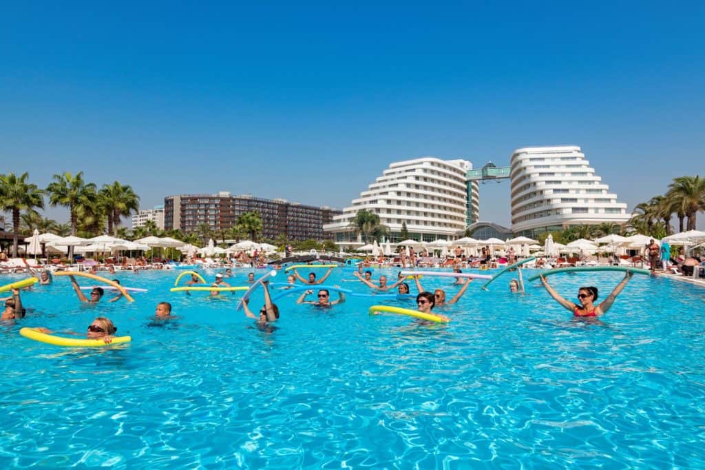 Zwembad van Miracle Resort in Lara Beach, Turkse Rivièra, Turkije