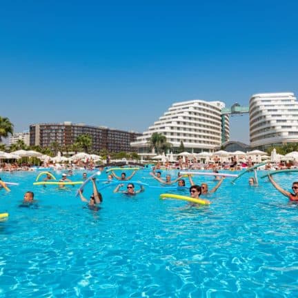 Zwembad van Miracle Resort in Lara Beach, Turkse Rivièra, Turkije