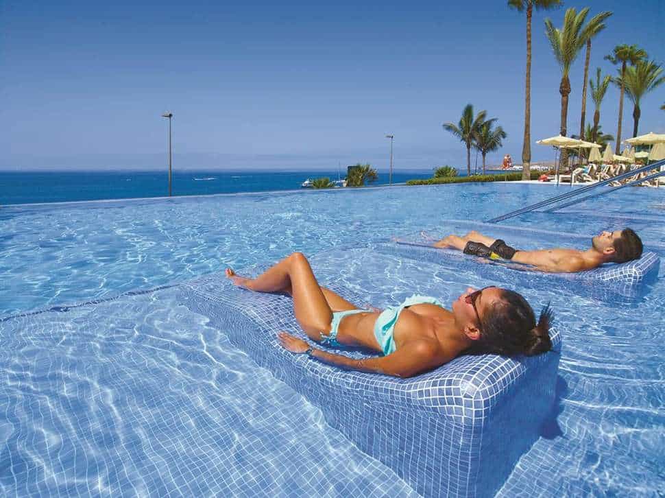 Zwembad van Riu Palace Meloneras in Maspalomas, Gran Canaria, Spanje