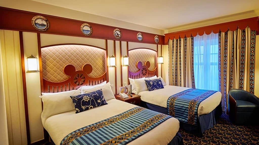 Hotelkamer van Disney’s Newport Bay Club in Marne-la-Vallée, Parijs, Frankrijk