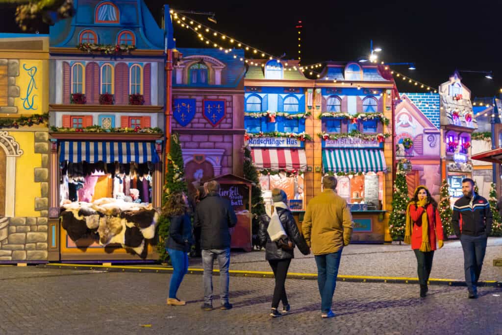 Kerstmarkt met fraaie vormgegeven kraampjes in Düsseldorf, Duitsland