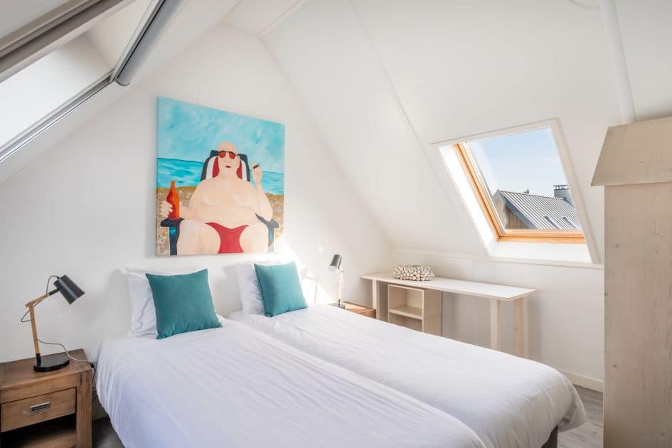 Slaapkamer en keuken van een villa op LARGO Resort Waterrijk Oesterdam in Tholen, Zeeland, Nederland