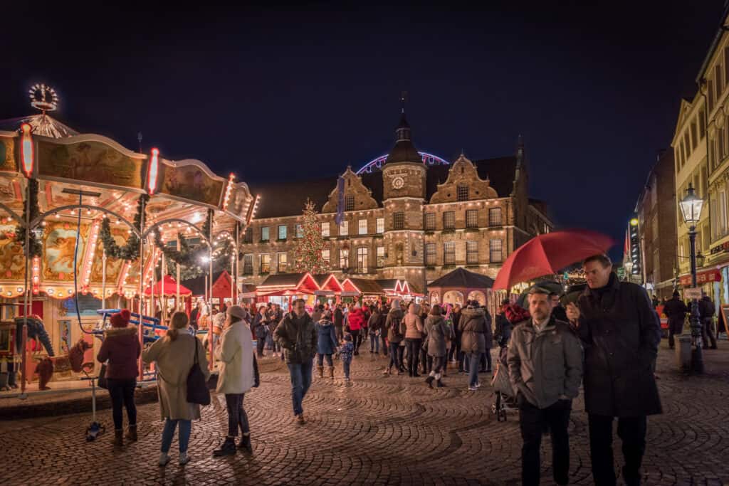 Verlichte kerstmarkt op beroemde Burgplatz in Düsseldorf, Duitsland