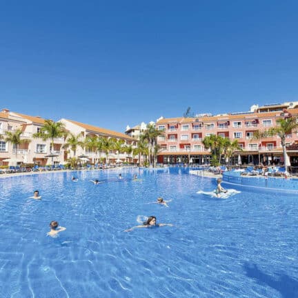 Zwembad van Aparthotel El Duque in Costa Adeje, Tenerife, Spanje