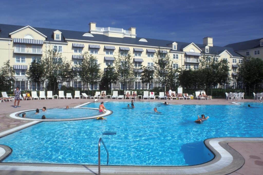 Zwembad van Disney’s Newport Bay Club in Marne-la-Vallée, Parijs, Frankrijk
