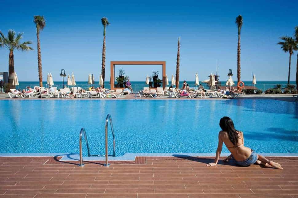 Zwembad van Hotel Riu Nautilus in Torremolinos, Costa del Sol, Spanje