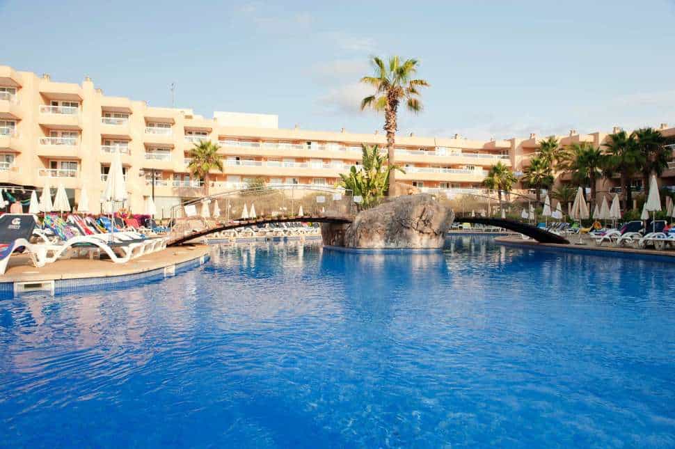 Zwembad van Tropic Garden Hotel Apartments in Santa Eulalia del Río, Ibiza, Spanje