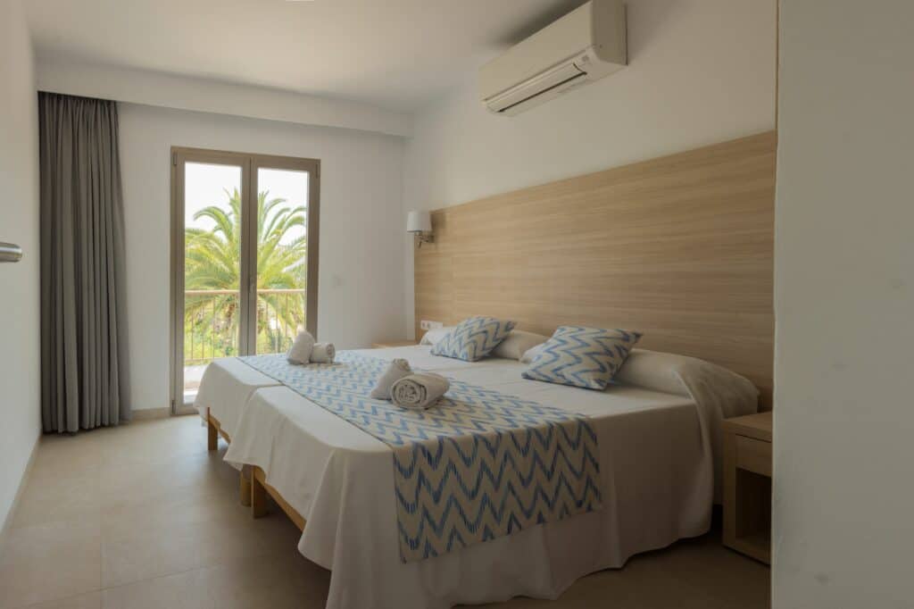 Slaapkamer van appartement van Appartementen Playa Ferrera in Cala d’Or, Mallorca, Spanje