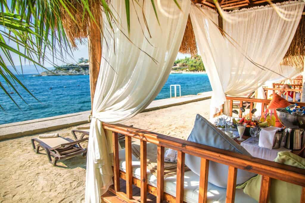 Strand van Pine Bay Holiday Resort in Kusadasi, Noord-Egeïsche Kust, Turkije