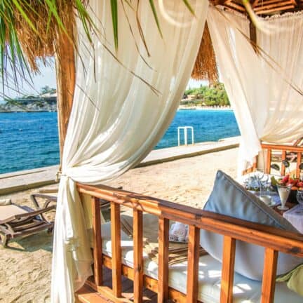 Strand van Pine Bay Holiday Resort in Kusadasi, Noord-Egeïsche Kust, Turkije