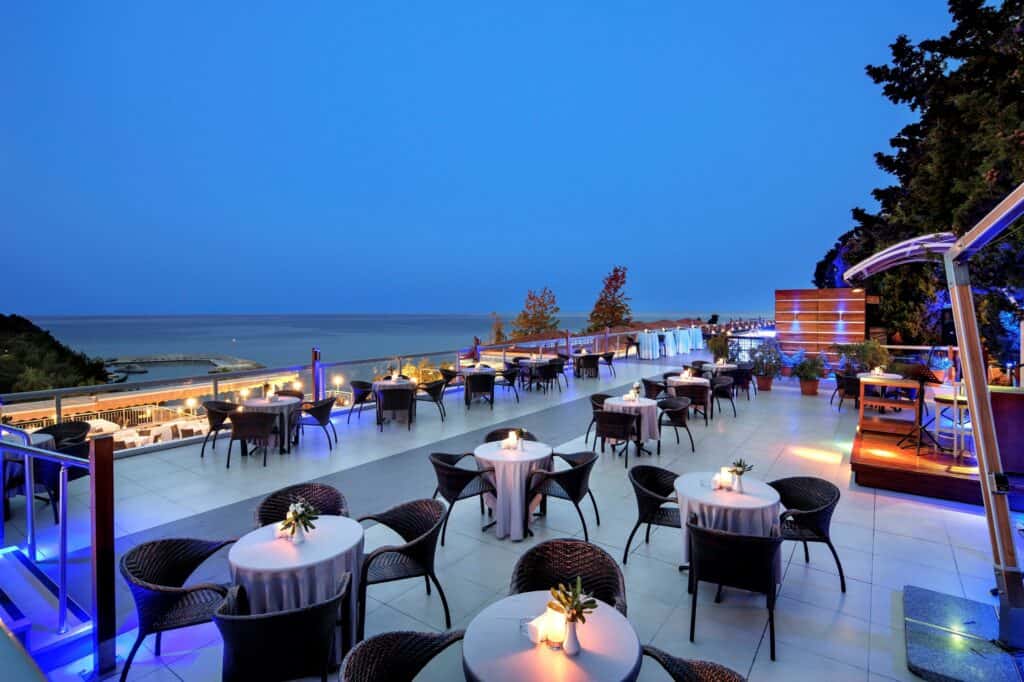 Terras van Pine Bay Holiday Resort in Kusadasi, Noord-Egeïsche Kust, Turkije