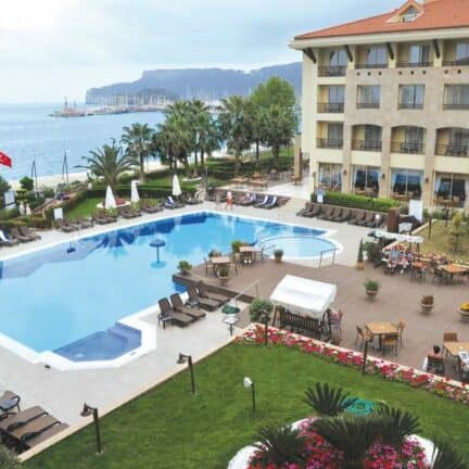 Zwembad van Fame Residence Kemer & Spa in Kemer, Turkse Rivièra, Turkije