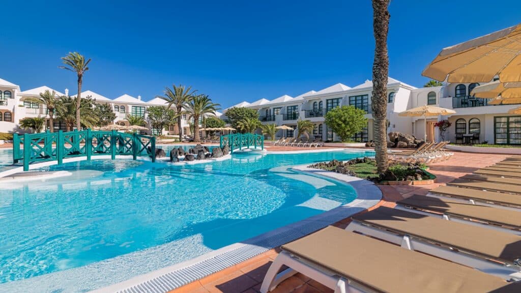Zwembad van H10 Ocean Suites in Corralejo, Fuerteventura, Spanje