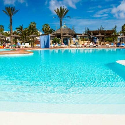Zwembad van HL Paradise Island in Playa Blanca, Lanzarote, Spanje