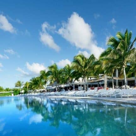 Zwembad van Papagayo Beach Hotel in Jan Thiel Baai, Curaçao, Curaçao