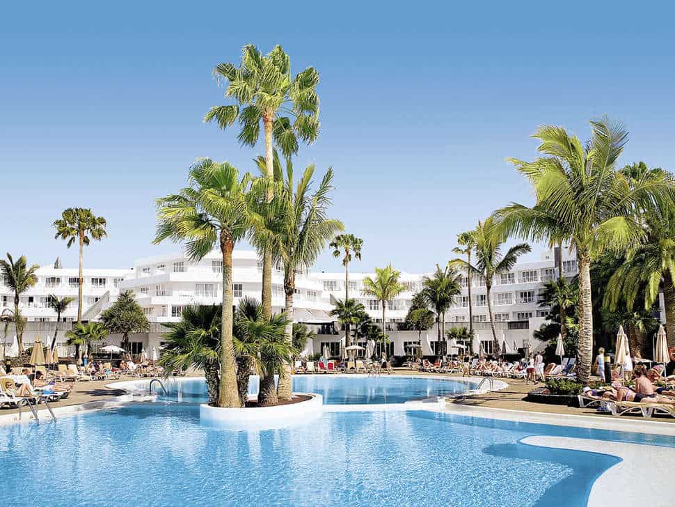 Zwembad van RIU Paraiso Lanzarote Resort in Puerto del Carmen, Lanzarote, Spanje