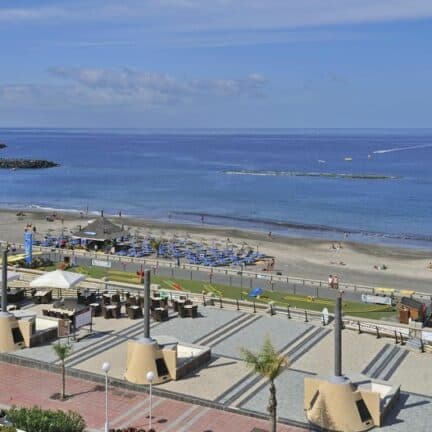 Strand bij Sol Sun Beach in Costa Adeje, Tenerife, Spanje