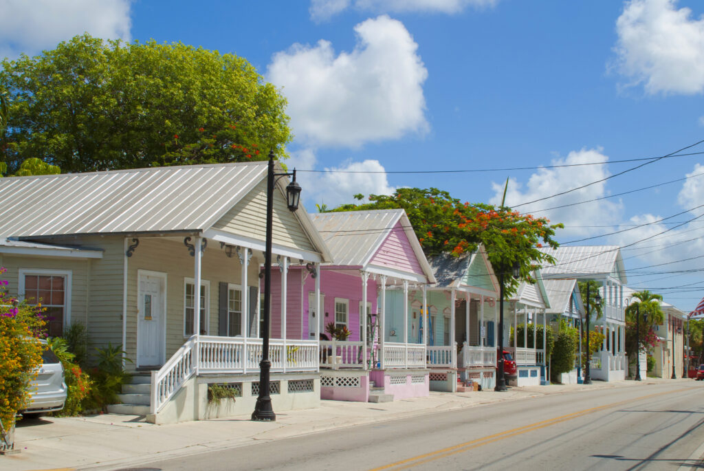Typisch vrolijk gekleurde huizen in de Florida Keys, Florida