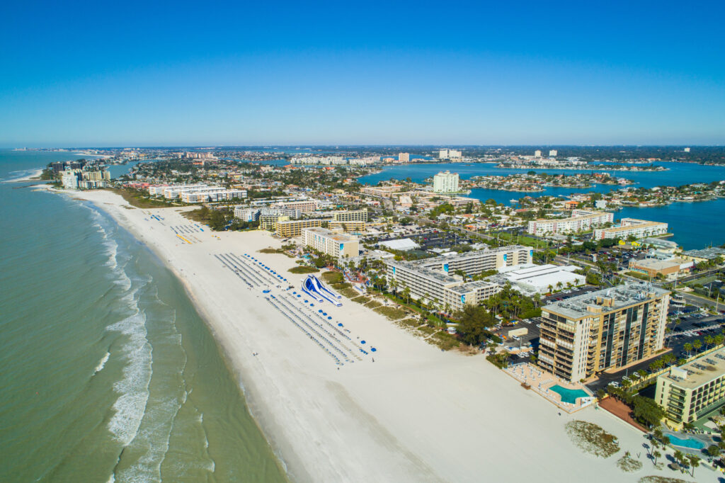 Uitzicht op het strand en hotels aan het strand van St. Petersburg in Florida