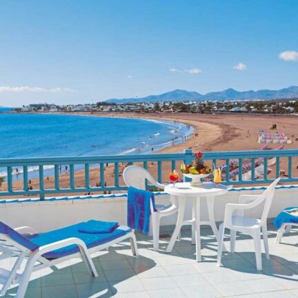 Uitzicht op het strand bij Seaside Los Jameos Playa in Puerto del Carmen, Lanzarote, Spanje