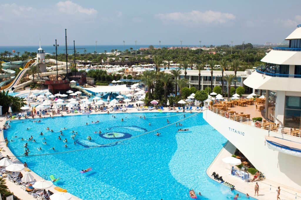 Zwembad van Titanic Beach Resort in Lara Beach, Turkse Rivièra, Turkije