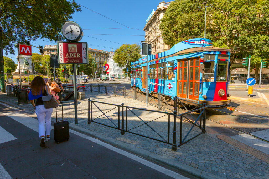 Gekleurde tram in Milaan, Italië