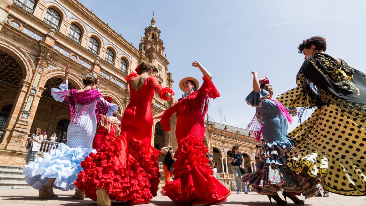 Jonge vrouwen dansen de flamenco op Plaza de España in Sevilla, Spanje