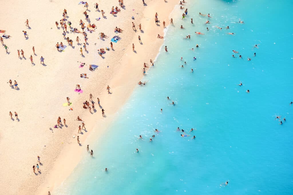 Mensen zwemmen bij een strand op Zakynthos in Griekenland