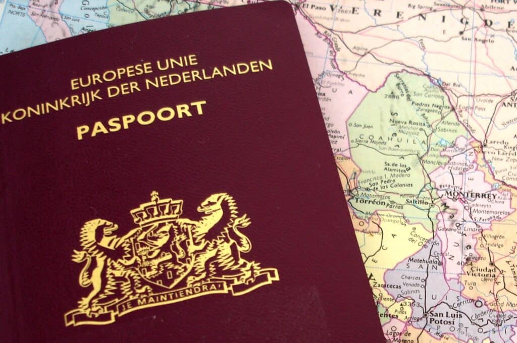 Nederlands paspoort op een landkaart
