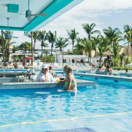 Poolbar van RIU Playacar in Playa del Carmen, Quintana Roo, Mexico