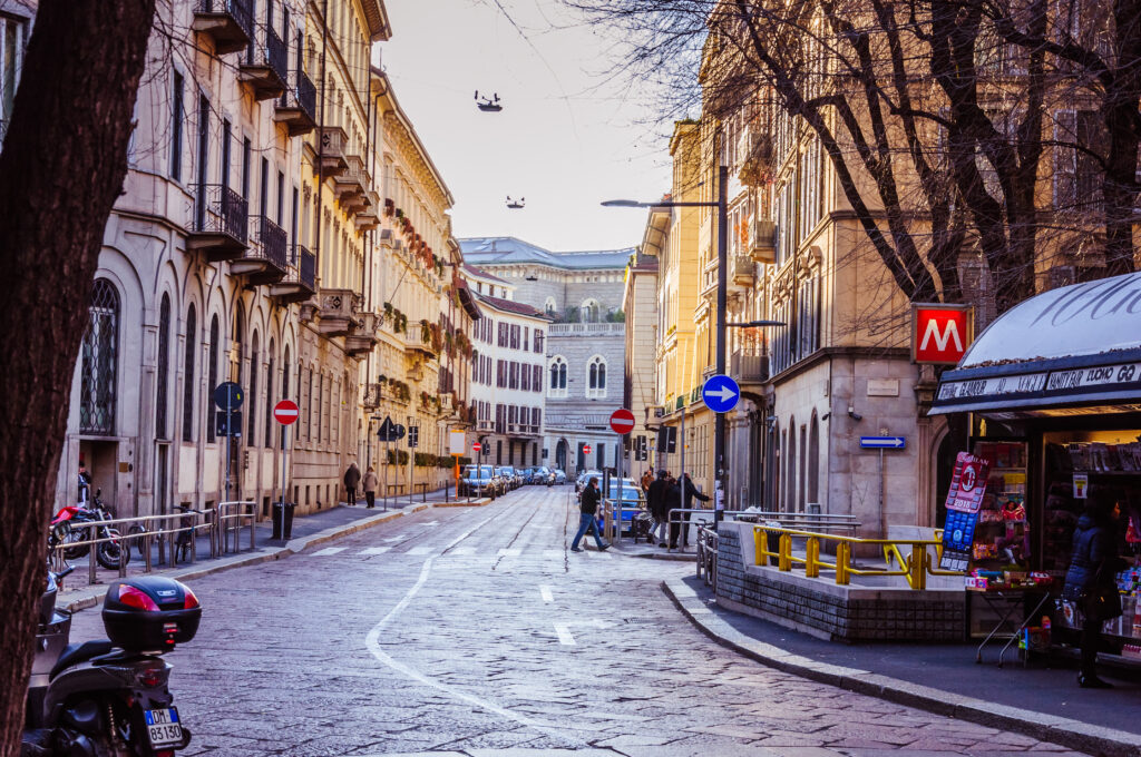 Straat in de wijk Brera in Milaan, Italië