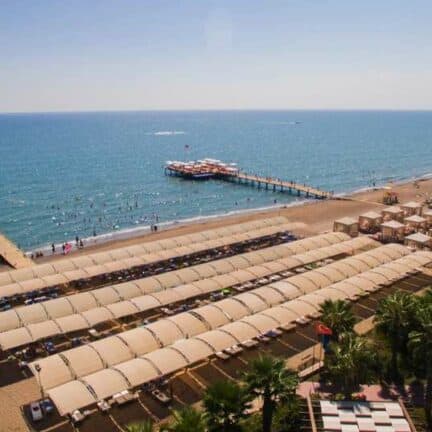 Strand van Saturn Palace Resort in Lara Beach, Turkse Rivièra, Turkije