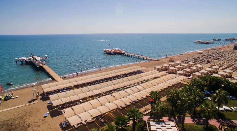 Strand van Saturn Palace Resort in Lara Beach, Turkse Rivièra, Turkije