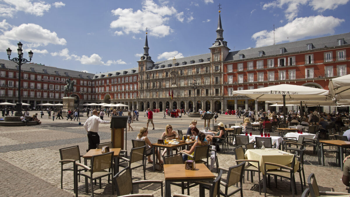 Terras op Plaza Major in Madrid, Spanje