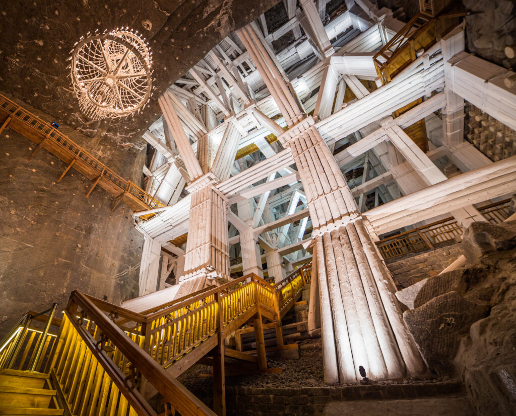Trappen binnenin de Wieliczka zoutmijn in Polen