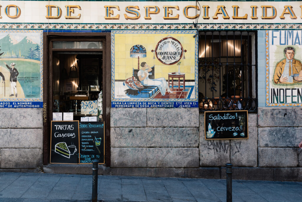 Typische bar in de wijk Malasaña in Madrid, Spanje