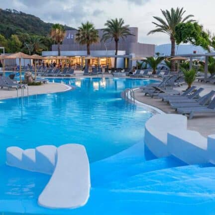 Zwembad van Akti Imperial Deluxe Spa & Resort in Ixiá, Rhodos, Griekenland