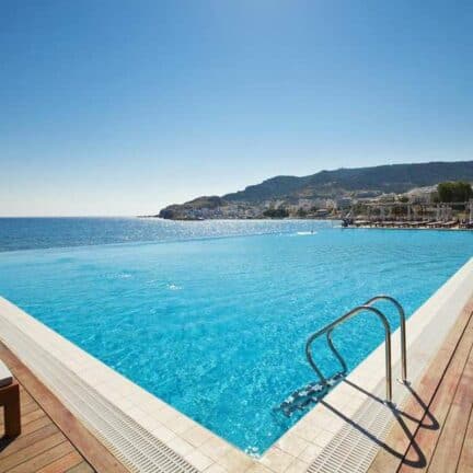 Zwembad van Alimounda Mare in Karpathos-Stad, Karpathos, Griekenland