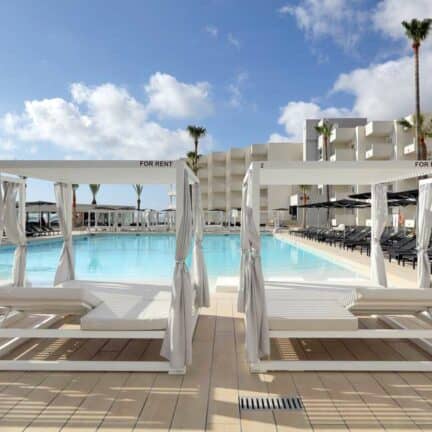 Zwembad van Garbi Ibiza & Spa in Playa d’en Bossa, Ibiza, Spanje